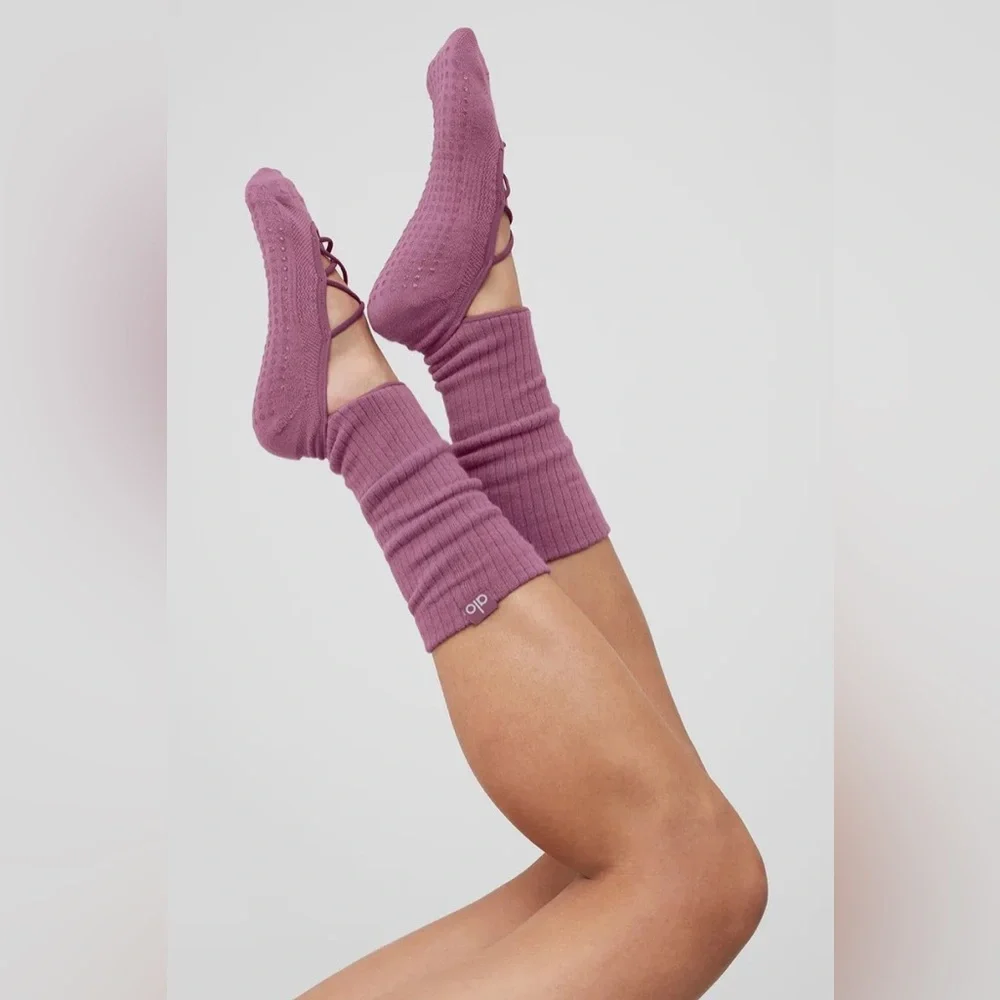 ALO YOGA | ✨NEW✨ Women's Strappy Siren Grip Sock in Soft Mulberry